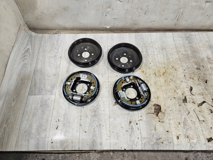 TOYOTA AYGO X БАРАБАНЫ КОЛОДКИ ЗАДНИЕ КОМПЛЕКТ, фото 1