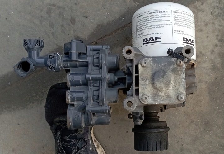 Клапан Основание осушителя DAF K056899N02, фото 3