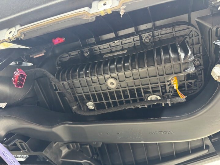Панель консоль торпедо Volvo V60,s60 2018-2025, фото 3