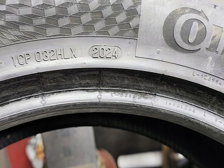 Шина летняя Continental UltraContact 215/55R16 93 В защита диска, фото 3