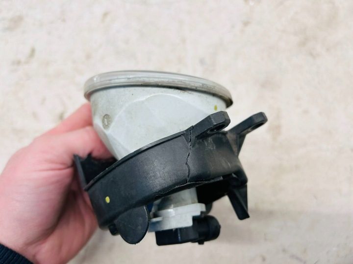 Yaris III противотуманная фара правая держатель крепление 81210-02110, фото 4