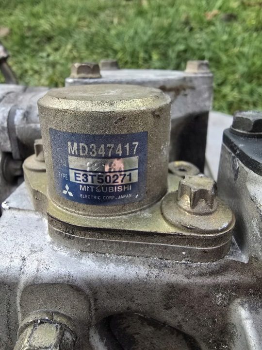 Mitsubishi OE MD351017 топливный насос, фото 1