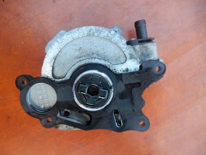 Насос вакуумный VW Golf VI 1.6 TDI 03L145207, фото 3