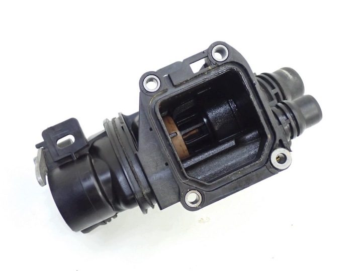 Корпус термостата патрубок охлаждения 9812131480 Citroen C3 III 1.2 THP HN05 20 г., фото 3