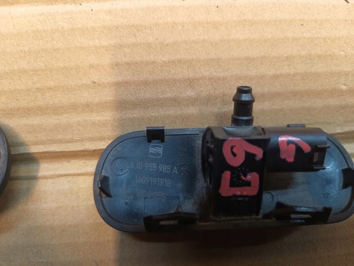 С подогревом форсунка омывателя VW Skoda Audi Seat 6J0955985A 6J0955986A, фото 3
