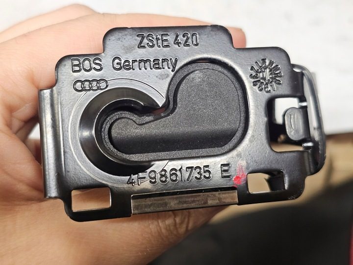 Проушина крючок шторки багажника Audi OE 4F9861735E, фото 5