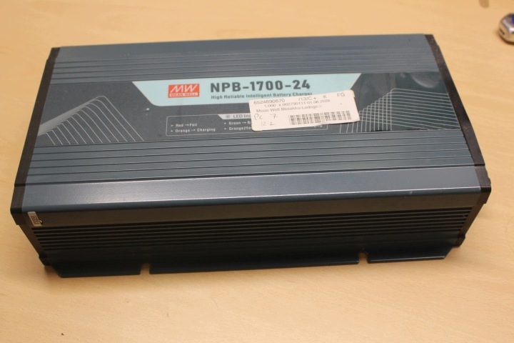 Зарядное устройство аккумуляторов kwasowo-ołowiowych MEAN WELL NPB-1700-24 24 В 50 А, фото 3