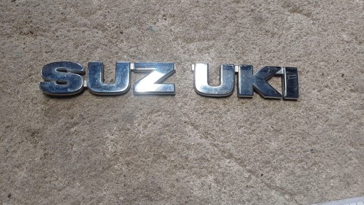 SUZUKI SWIFT MK6 ЭМБЛЕМА КРЫШКИ БАГАЖНИКА, фото 1
