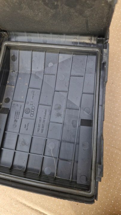 КРЫШКА ЗАЩИТА ПРЕДОХРАНИТЕЛЕЙ 1K0937132F VW AUDI SEAT SKODA, фото 2