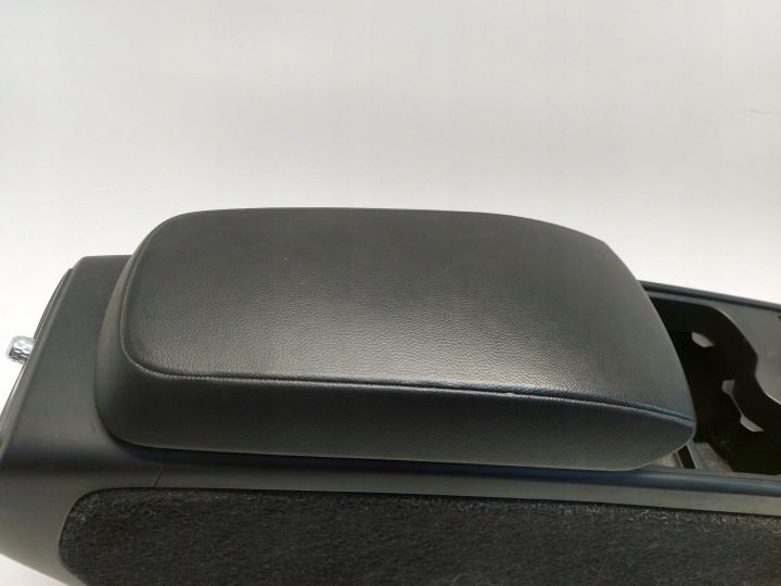 Volvo XC40 T3, 2020 г. подлокотник центральный тоннель ориг., фото 3