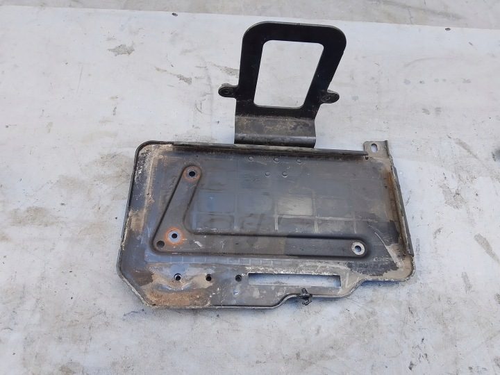 ОРИГИНАЛЬНЫЕ ЗАПЧАСТИ VAG OE КРОНШТЕЙН АККУМУЛЯТОРА 2N0915321B, фото 1