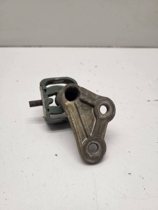 Кронштейн глушителя BMW X3 G01 G11 G15 G30 G31 8576349 8582034, фото 1