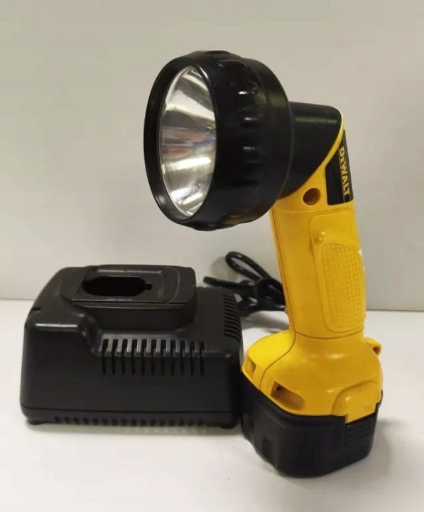 Фонарик аккумуляторный DeWalt DCL040 18V (без аккумулятора и зарядного устройства), фото 1