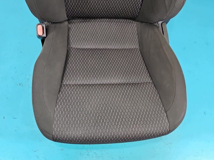 Сиденье левое переднее водителя Toyota Corolla E16 E18 13- 4D европа, фото 3