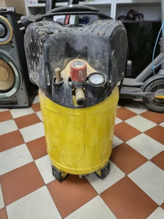 Компрессор безмасляный вертикальный Stanley D 200/10/24V 1,1 кВт 10 бар 24 L, фото 1
