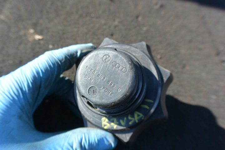 Оригинальный болт для запасного колеса VW 1K0803899D, фото 2