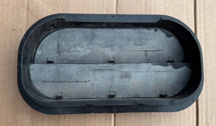 Решетка вентиляционная багажника Audi A4 B9 8W 6R0819465A, фото 2