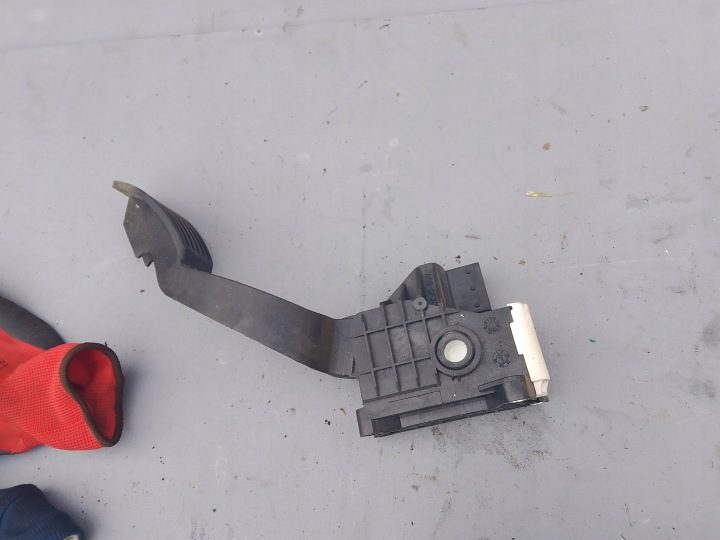 ПЕДАЛЬ ГАЗА POTENCJONOMETR OPEL CORSA D E ADAM 13305804, фото 1