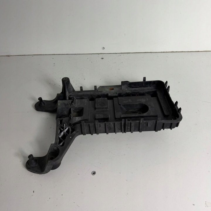 Основание кожух аккумулятора Tiguan Passat B7 Scirocco Caddy OE 1K0915325B, фото 1