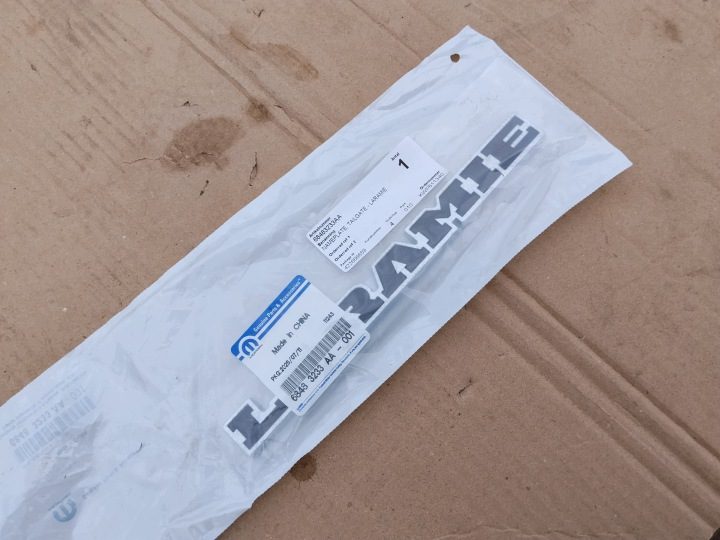 ЭМБЛЕМА PLAKIETKA НАКЛЕЙКА крышки багажника Laramie 19- RAM 1500, фото 1