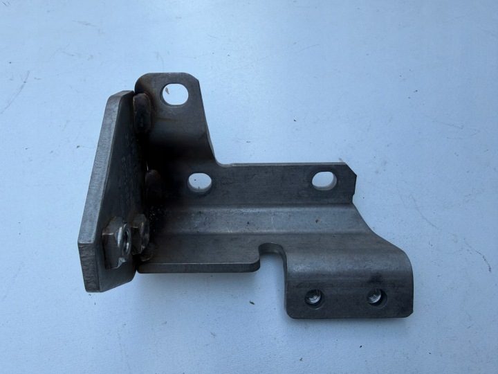 Кронштейн выхлопной системы 04L131561E AUDI VW, фото 1