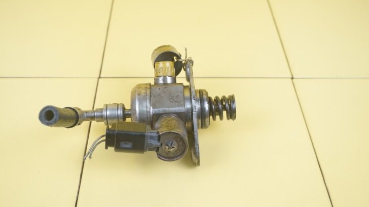 BMW 1 F20 F30 1.6 бензин 14 г. 102 л.с. N13B16A топливный насос 7607159 0261520150, фото 3