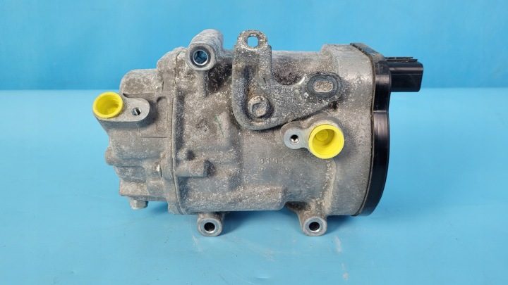 SUZUKI SWACE 1.8 ГИБРИД 21 г. КОМПРЕССОР КОНДИЦИОНЕРА 042400-1202, фото 1