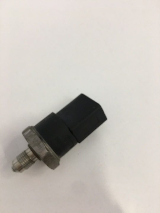 ДАТЧИК ДАВЛЕНИЯ ТОПЛИВА VW GOLF V 1.6 FSI 0261545008 06D905051A, фото 2