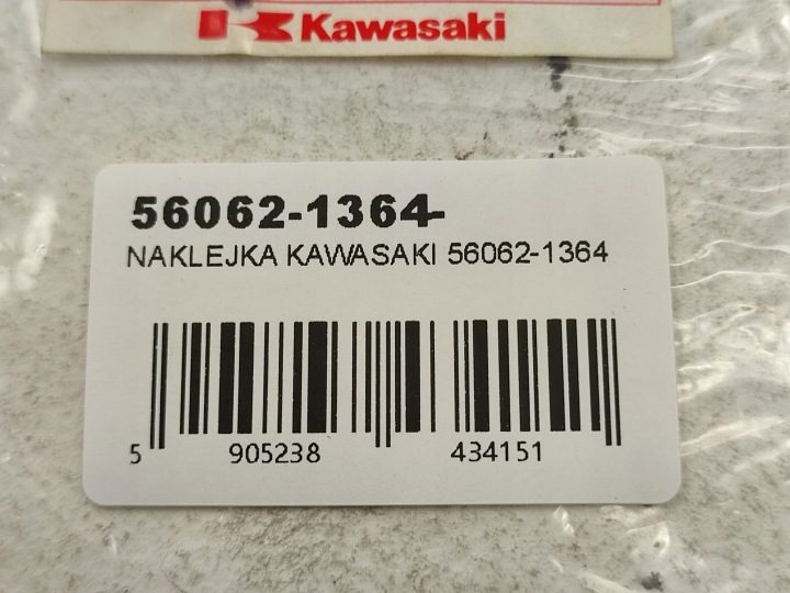 НАКЛЕЙКА НА ЛЕВАЯ ОБШИВКА KAWASAKI NINJA ZX6R 1998 КРАСНАЯ 560621364 OEM, фото 3