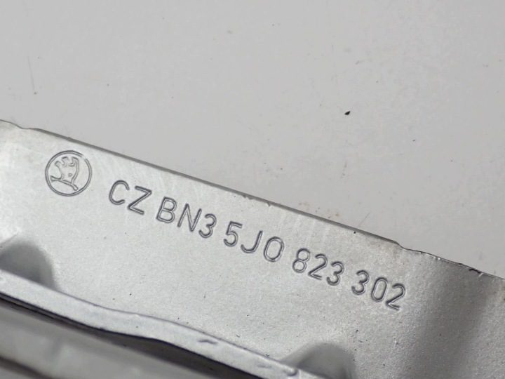 ПЕТЛЯ КАПОТА ПРАВАЯ ПЕРЕДНЯЯ ОРИГИНАЛ 5J0823302 SKODA FABIA II 10 г., фото 4