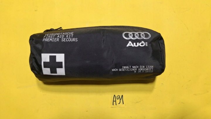 АПТЕЧКА ПЕРВОЙ ПОМОЩИ ORGINALNA AUDI A1 82A, фото 1