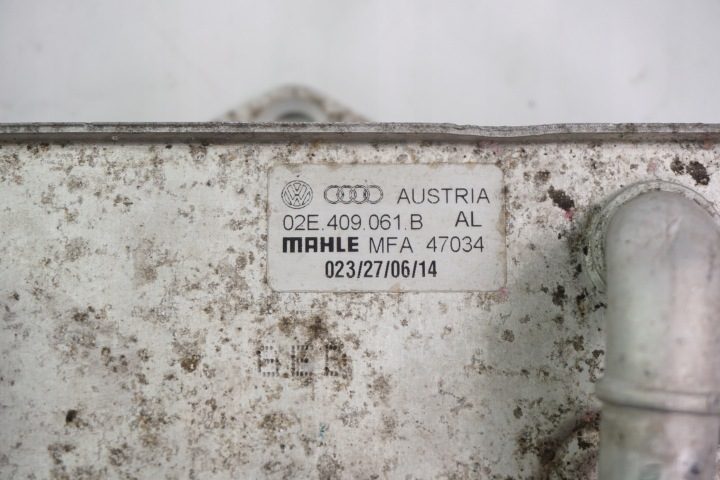 Масляный радиатор VW Passat B7 02E409061B, фото 2