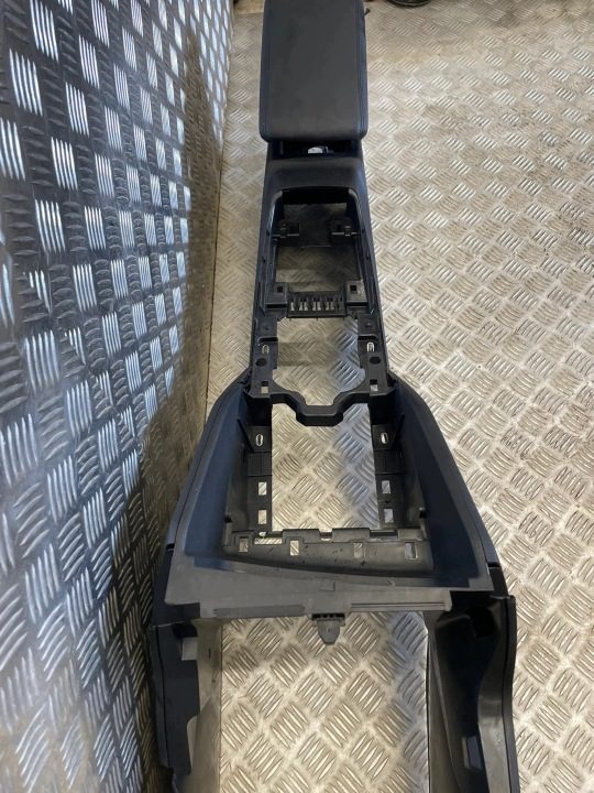 Подлокотник бардачок тоннель Audi Q2 81A 81B863241B, фото 6