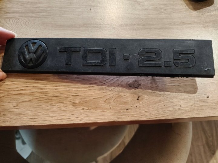 VW Volkswagen Transporter T4 Рестайлинг 96-02 ОТСЕК ДВИГАТЕЛЯ ЭМБЛЕМА ЗНАЧОК PLA, фото 1