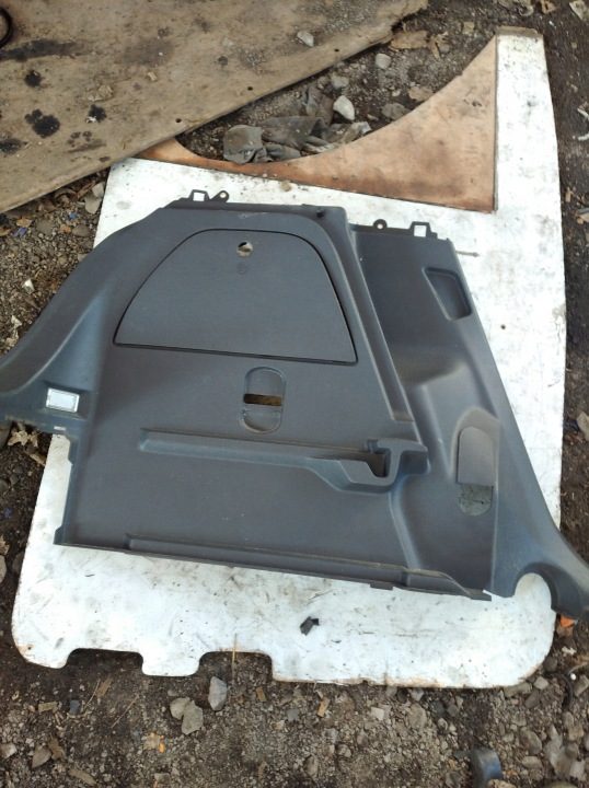 OPEL-ЗАПЧАСТИ | Corsa E Обшивка багажника правая задняя 5D 13307841, фото 1