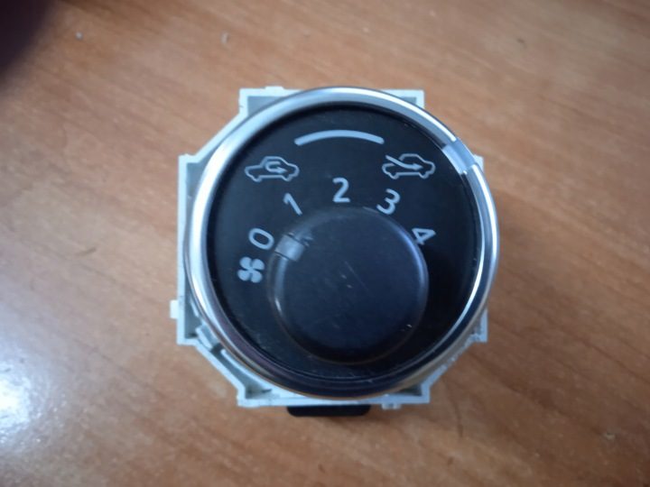 ПЕРЕКЛЮЧАТЕЛЬ ОБДУВА TOYOTA YARIS III 2011-2017 ГОД 55902/75F240, фото 1