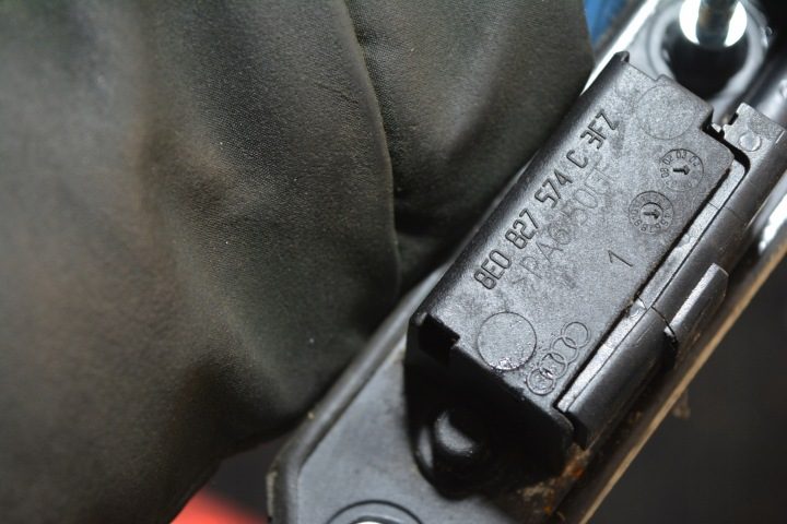 НАКЛАДКА КОНЦЕВИК РУЧКА КРЫШКИ ЗАДНЯЯ БАГАЖНИКА AUDI A3 8P A4 8E0827574C, фото 3
