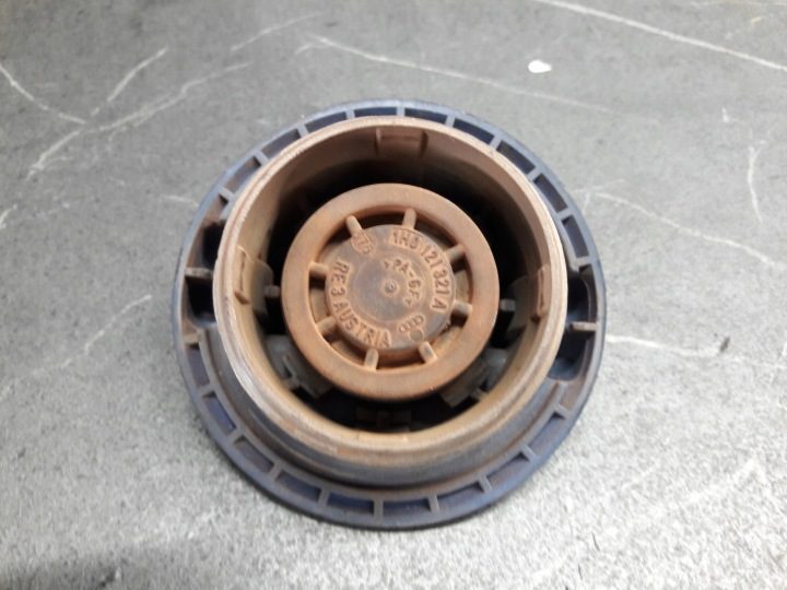 1H0121321A Крышка горловины бензобака VW T4, фото 4