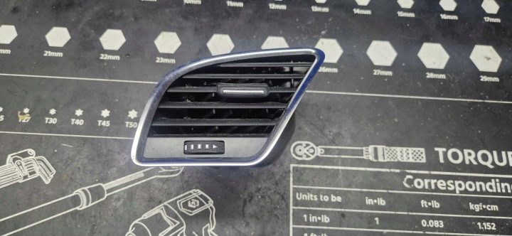 Дефлектор обдува панели консоли левый передний Audi A5 8T 8T2820901B, фото 1