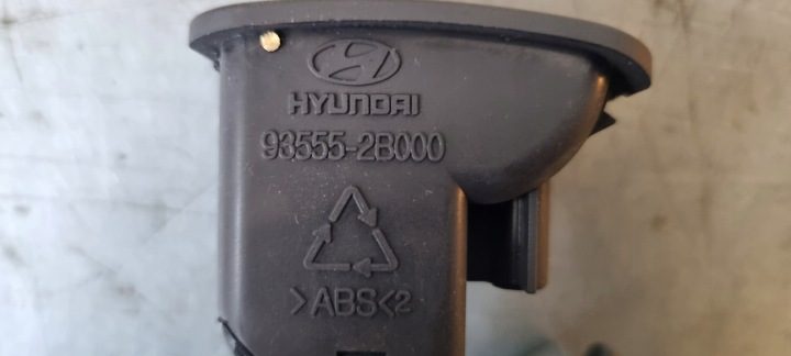 Hyundai Santa Fe 2012 год рестайлинг кнопка открывания горловины бензобака, фото 2