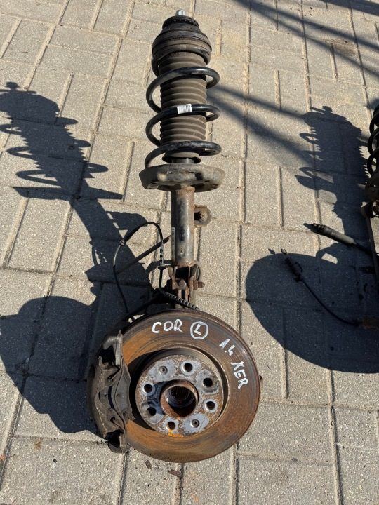 СТОЙКА ПОВОРОТНЫЙ КУЛАК ЛЕВЫЙ ПЕРЕДНИЙ В СБОРЕ OPEL CORSA E 1.4 бензин B14XER, фото 1