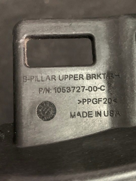 Tesla X крепление молдинга стойки B RH 1053727-00-C, фото 3