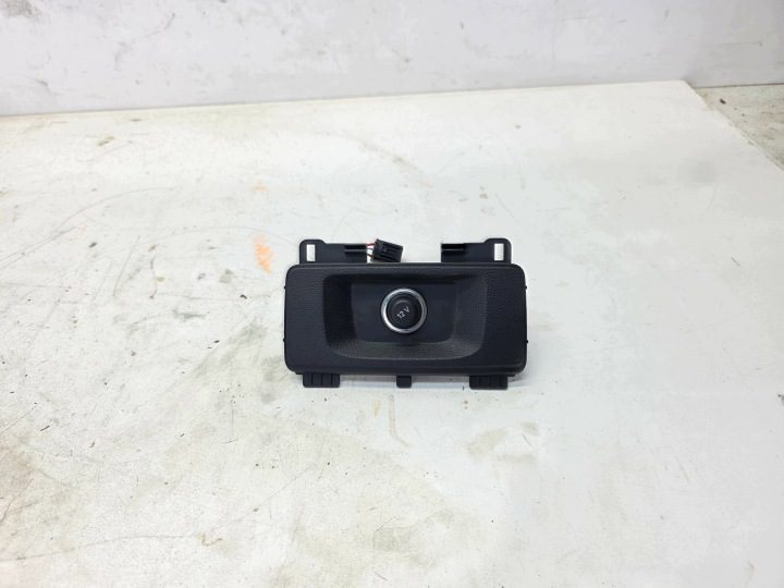 Гнездо 12V Audi A4 (8W2, B9) 8W0863324 34200658 2.0L 185 квт 2017, фото 1