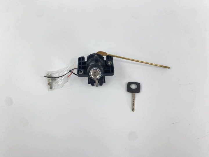 Замок крышки задний крышки заднего багажника кофра Mercedes 190 W201, фото 1