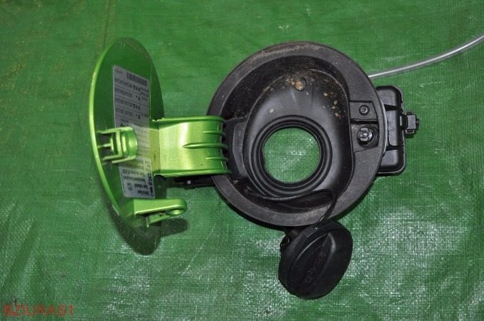 Лючок горловины бензобака VW Scirocco рестайлинг г. 1K8809857C, фото 4