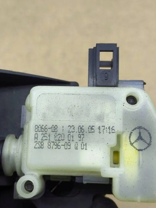 Крышка с замком горловины бензобака MERCEDES-BENZ CLS (C219) 2S8879609001 3.0L, фото 2