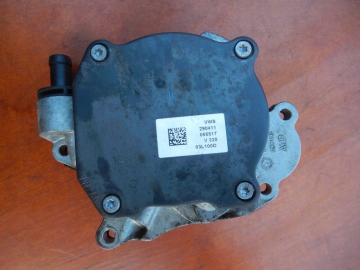 Насос вакуумный VW Golf VI 1.6 TDI 03L145207, фото 1