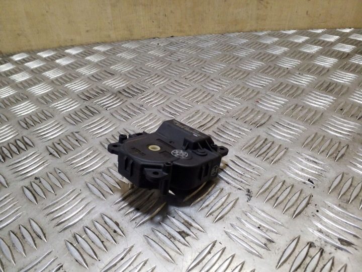 Моторчик заслонок обдува Toyota RAV 4 (XA40) AE0637008320, фото 2
