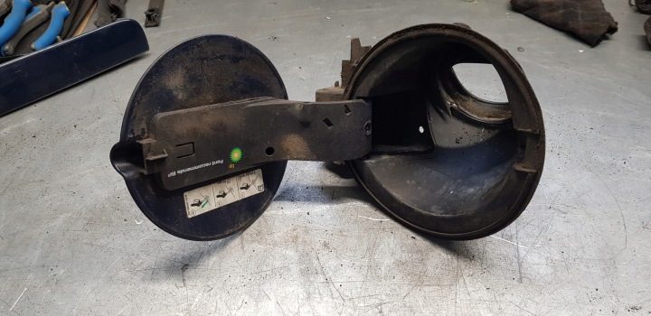 Ford Focus MK 2 II рестайлинг лючок горловины бензобака R8, фото 2