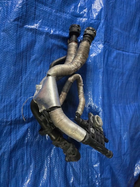 Патрубок охлаждения корпус Audi A4 B7 A6 C6 2.0 TFSI 06F121133G, фото 1
